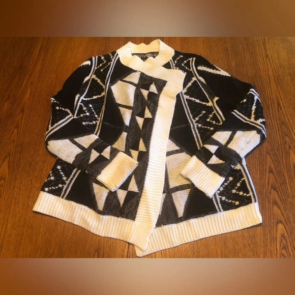 Charlotte Russe Geometric Cardigan - Picture 9 of 11